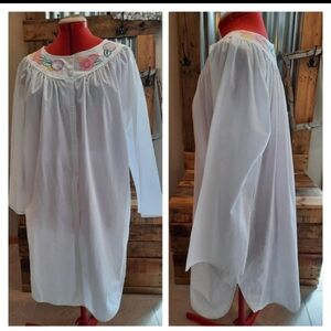 Vtg embroidered white robe housecoat M grannycore